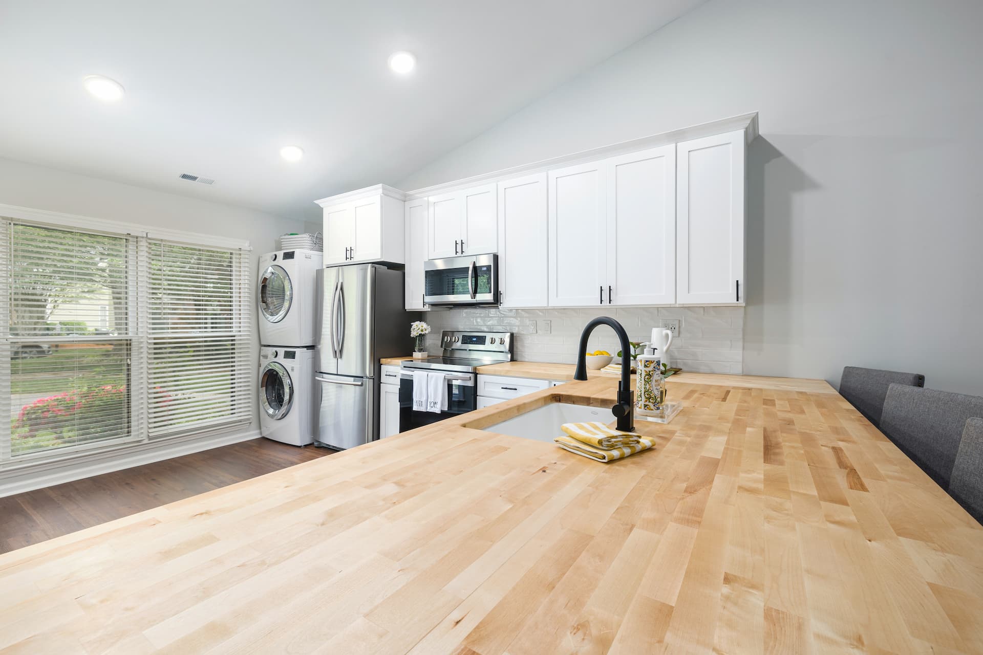 Cocina con suelo laminado.